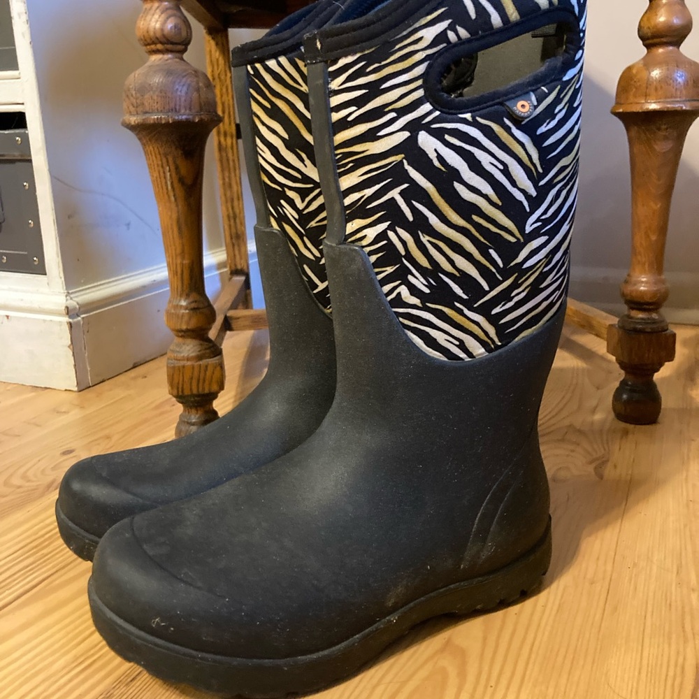 Bogs Black and Zebra Pattern Winter Boots